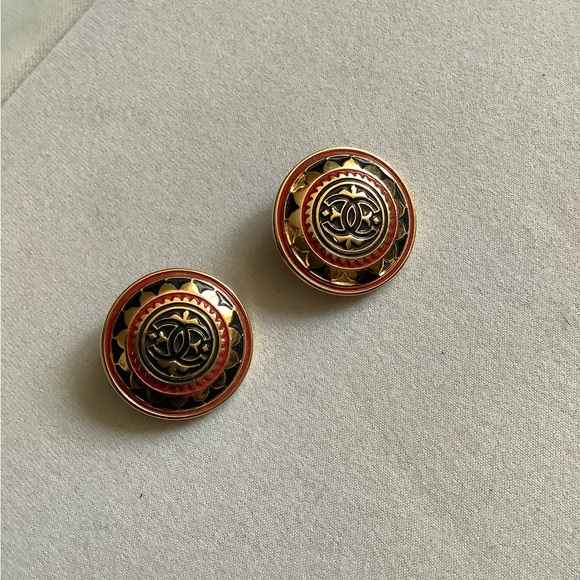 CHANEL Vintage Clip-on Earrings - Picture 7 of 7